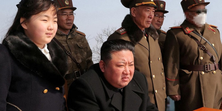 Дочь Ким Чен Ына заметили в куртке Dior за 216 тысяч рублей