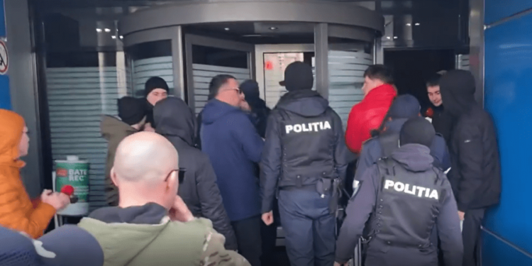 „În jur de  1.000 de oameni stau fără apă. Vrem explicații”. Locuitorii din Durlești au protestat în fața „Apă-Canal Chișinău”, nemulțumiți că au fost debranșați de la rețea. Ce răspuns au primit de la administrația instituției| VIDEO