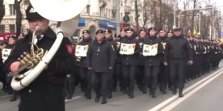 Un marș solemn, depuneri de flori și discursuri în memoria victimelor. Cum a fost omagiată ziua în care acum 31 de ani a început Războiul de pe Nistru | VIDEO