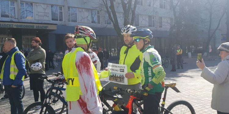 „Suntem în doliu. Nu ne simțim în siguranță pe drum!” Cicliștii din Moldova, într-un marș prin Chișinău