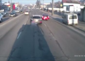 Accident evitat la limită în capitală. Poliția este în căutarea unui șofer care a ieșit pe contrasens, fiind la un pas de a se tampona cu un camion | VIDEO