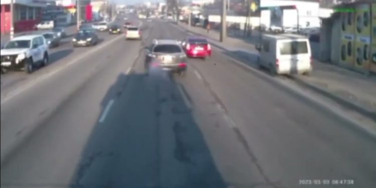 Accident evitat la limită în capitală. Poliția este în căutarea unui șofer care a ieșit pe contrasens, fiind la un pas de a se tampona cu un camion | VIDEO