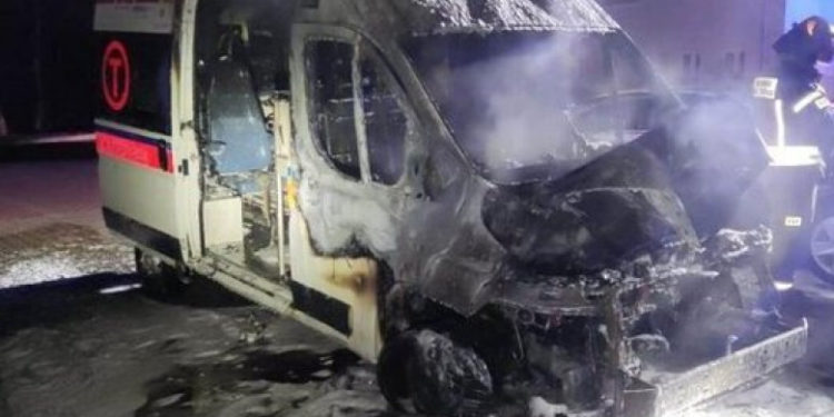 Două ambulanţe care urmau să fie donate Ucrainei au fost incendiate în Polonia