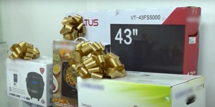 „Cadouri neașteptate și foarte plăcute”. Câștigătorii celei de-a doua ediții a loteriei lansate de de rețeaua magazinelor sociale „MeriȘor” și-au primit premiile | VIDEO