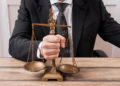 Un avocat a fost reținut de CNA: Ar fi primit 9200 de euro pentru a influența decizia într-un dosar de escrocherie și fals în acte publice | VIDEO