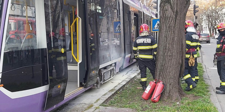 Un tramvai plin cu călători a luat foc în mers, în Timișoara, România. Vatmanul ceruse înainte să se retragă la depou | VIDEO