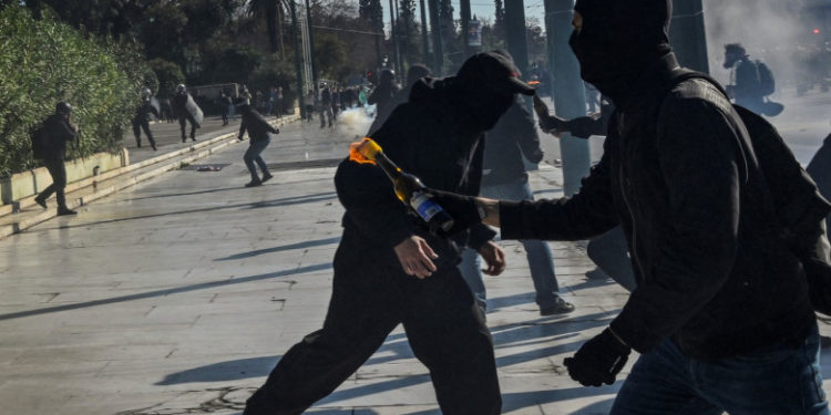 Proteste violente la Atena. Manifestanții au aruncat cu cocktail-uri Molotov, poliția a tras cu gaze lacrimogenea