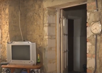 Casa le-a fost mistuită de incendiu, copilul – lovit de o mașină, iar mama a rămas fără loc de muncă. Povestea tragică unei familii din raionul Ungheni | VIDEO