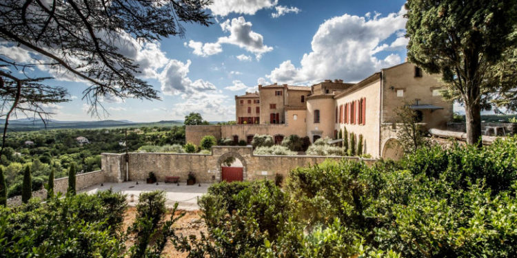 Un castel vechi de peste 1000 de ani a fost scos la vânzare în Franța, iar în zonă locuiesc Brad Pitt, George Clooney și George Lucas