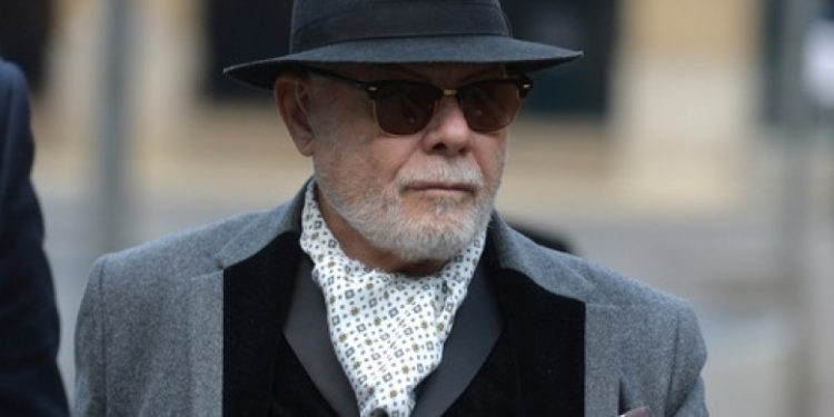 Un fost star pop, condamnat pentru pedofilie și eliberat condiționat, a fost trimis înapoi în închisoare după doar o lună în libertate