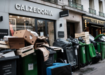 Parisul, sufocat de gunoaie în urma grevelor. Macron promite în continuare că va promulga legea care crește vârsta de pensionare