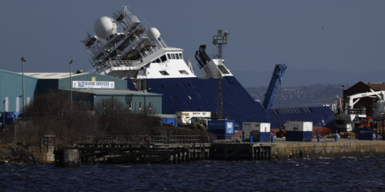 O navă uriașă, de 3.000 de tone, s-a răsturnat în portul din Edinburgh