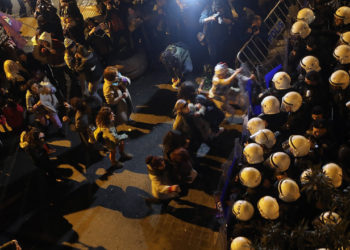 „Nu ne este frică, nu îngenunchem”. Poliția turcă a folosit spray cu piper împotriva femeilor care protestau în Istanbul de Ziua Femeii