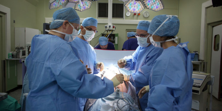 O femeie a îndurat dureri cumplite ani de zile pentru că medicii și-au uitat în ea instrumente medicale după o cezariană