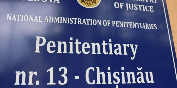 Принесла посылку в тюрьму, но сама оказалась задержана: как девушка из Дрокии попала в полицию