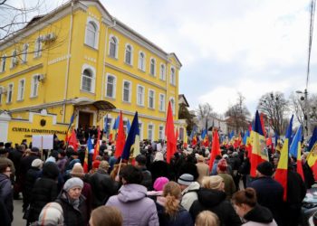 „Respectați Constituția”. Deputații BCS și simpatizanții formațiunii au protestat împotriva schimbării din Constituției a sintagmei „limba moldovenească” cu „limba română” | VIDEO