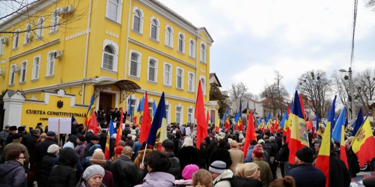 „Respectați Constituția”. Deputații BCS și simpatizanții formațiunii au protestat împotriva schimbării din Constituției a sintagmei „limba moldovenească” cu „limba română” | VIDEO