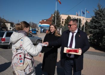 Atmosfera de primăvară este la ea acasă, la Orhei. Locuitorii s-au bucurat de un concert inedit și au primit în dar mărțișoare de la conducerea locală și raională | VIDEO