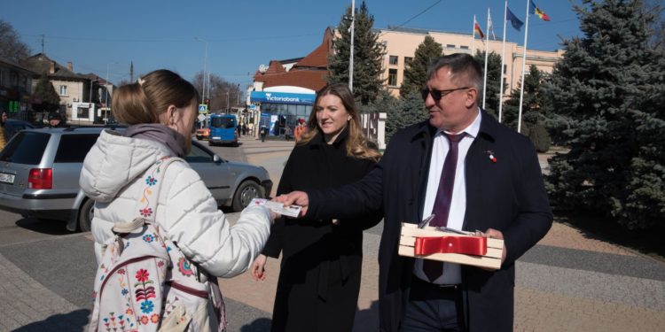 Atmosfera de primăvară este la ea acasă, la Orhei. Locuitorii s-au bucurat de un concert inedit și au primit în dar mărțișoare de la conducerea locală și raională | VIDEO