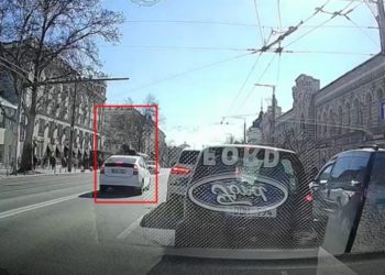 Imagini șocante. Un pieton a fost lovit de o mașină în timp ce traversa strada neregulamentar