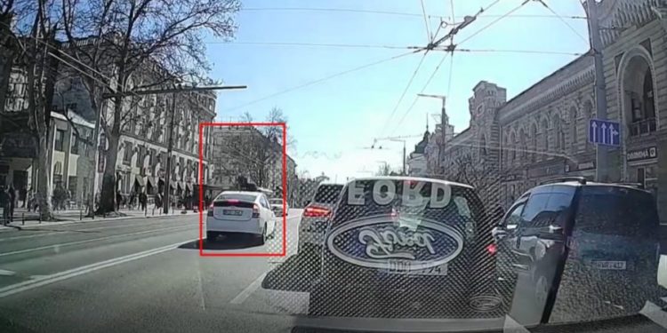 Imagini șocante. Un pieton a fost lovit de o mașină în timp ce traversa strada neregulamentar