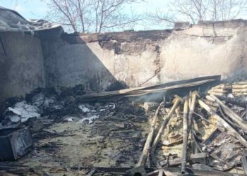 „Focul a distrus marfa și 70% din tehnică”. IGSU oferă detalii despre incendiul la un depozit de ceară din Cahul | VIDEO