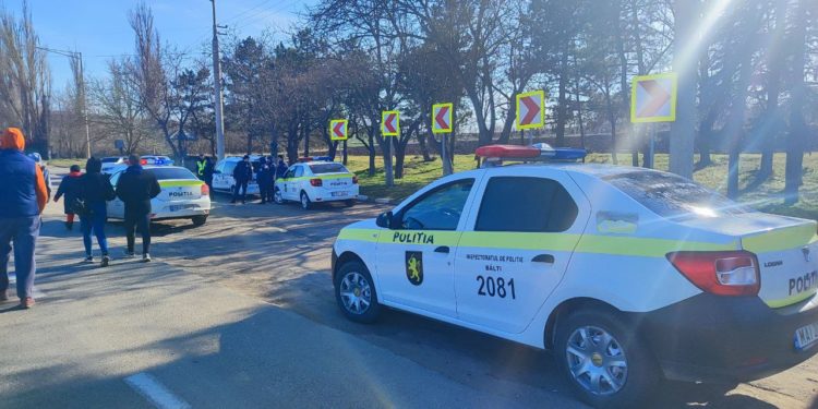 Flashmob organizat de Partidul „ȘOR”: Mii de oameni au blocat circulația pe traseele din toată țara, în semn de protest față de refuzul guvernării de a îndeplini cerința din Rezoluția adoptată la mitingul de duminică