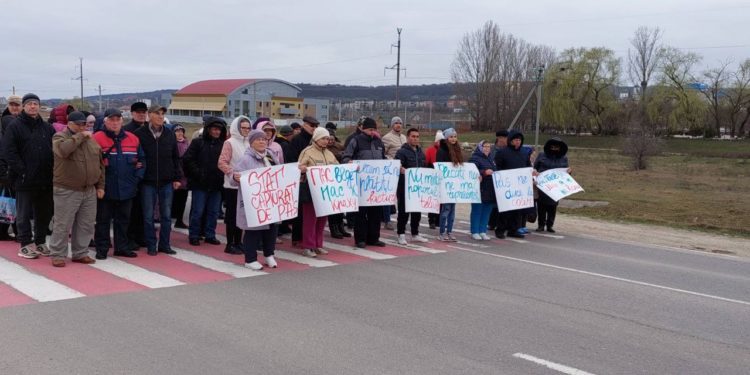 Drumuri și trasee blocate din nou de protestari, în mai multe localități din țară: Oamenii s-au revoltat de refuzul guvernării de a plăti facturile pentru luinile de iarnă | VIDEO