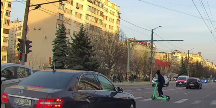 Проигнорировал красный сигнал: подросток на самокате проехал по оживленной дороге | VIDEO