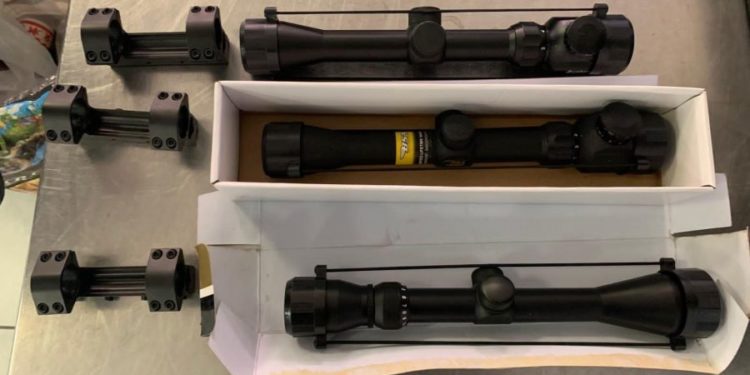 Молдаванин под курткой пытался вывезти из Украины три оптических прицела | FOTO