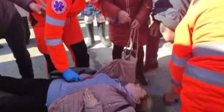 Încă o protestatară, doborâtă la pământ de polițiști, luată de medicii de la salvare