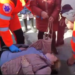 Încă o protestatară, doborâtă la pământ de polițiști, luată de medicii de la salvare