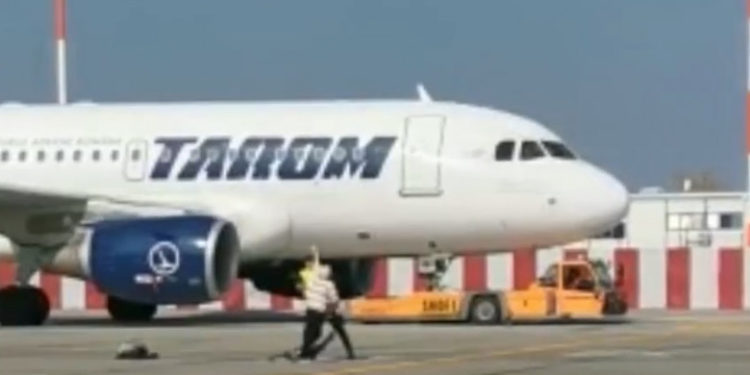 Incident pe aeroportul Otopeni. O femeie cu un copil mic a ajuns pe pistă în timp ce avionul se pregătea de decolare