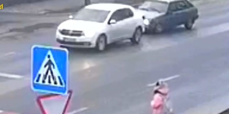 Poliția a identificat șoferul care a evitat în ultimul moment o femeie cu doi copii pe trecerea de pietoni din sectorul Buiucani | VIDEO