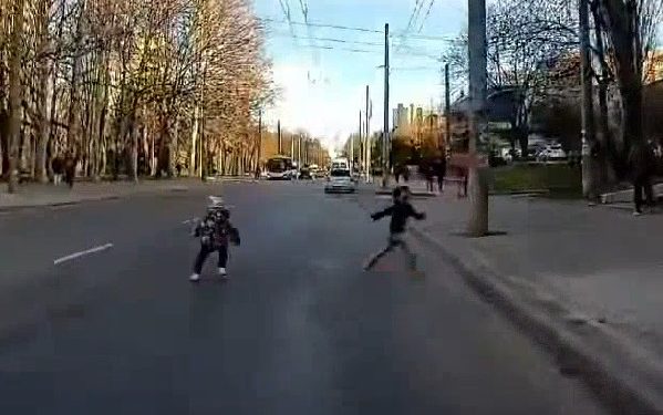 La un pas de tragedie: Momentul în care copii au fost la un pas de a fi loviți de o mașină, în capitală | VIDEO