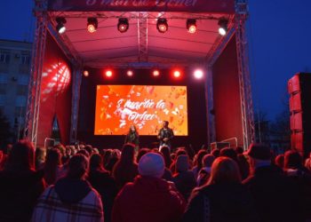 „Nu am cuvinte, am rămas impresionată”. Femeile din mai multe localități din țară s-au ales cu flori și daruri din partea echipei lui Ilan Șor. La Orhei a avut loc și un concert de zile mari | VIDEO