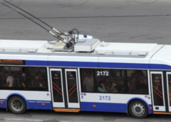 O femeie cu un copil mic în brațe, dată la pământ de un troleibuz, în capitală. RTEC a venit cu explicații | VIDEO