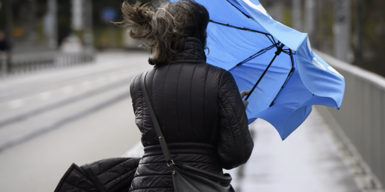 Meteorologii anunță Cod Galben în toată țara pentru următoarele două zile. Vântul va sufla cu până la 70 km/h | VIDEO