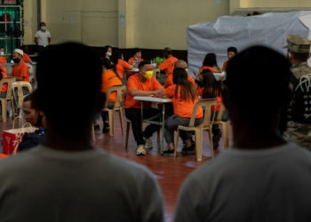 Paradisul deținuților, în cea mai mare închisoare din Filipine. Își pot cumpăra orice, de la arme și droguri la cai și pitoni | FOTO