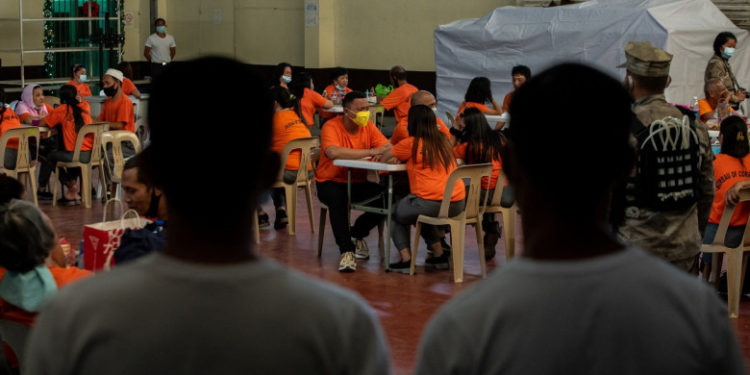 Paradisul deținuților, în cea mai mare închisoare din Filipine. Își pot cumpăra orice, de la arme și droguri la cai și pitoni | FOTO