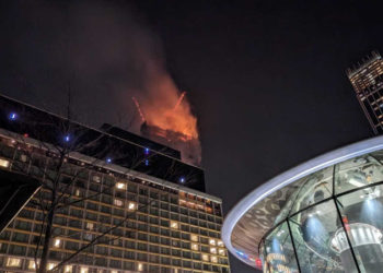 Incendiu devastator în Hong Kong. Un zgârie-nori de 42 de etaje a luat foc în întregime