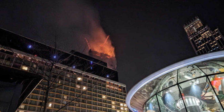 Incendiu devastator în Hong Kong. Un zgârie-nori de 42 de etaje a luat foc în întregime