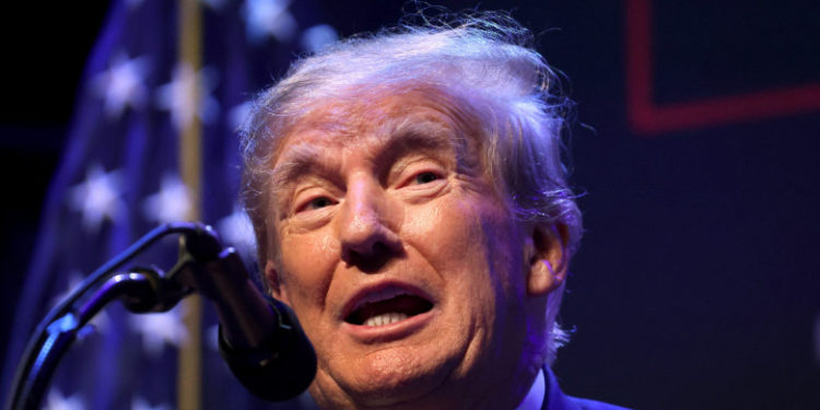 Trump spune că va fi arestat marți și își cheamă susținătorii în stradă. Poliția a ridicat baricade în jurul tribunalului