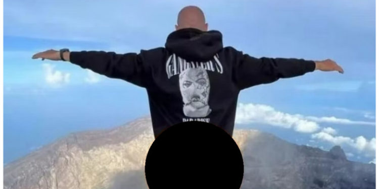 Un turist rus va fi deportat din Indonezia după ce s-a dezbrăcat pe vârful unui munte sacru din Bali