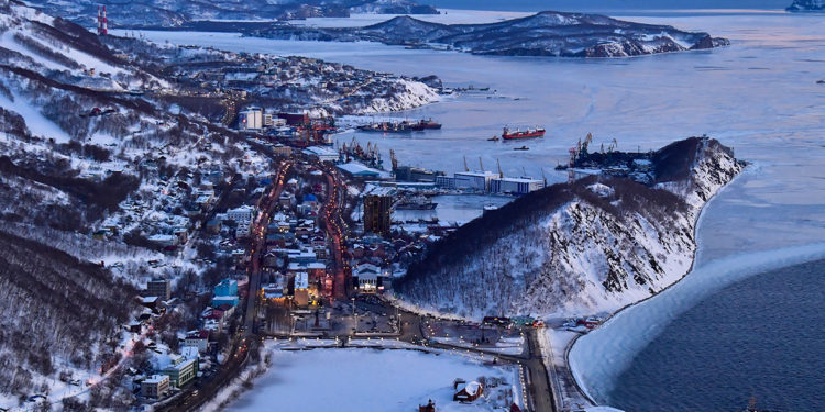 Люди выбегали из домов, а на зданиях появились трещину. Подробности мощного землетрясение на Камчатке | VIDEO