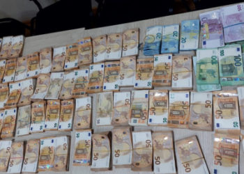 Двое граждан Украины пытались незаконно ввезти в Молдовы более 440 тыс. евро