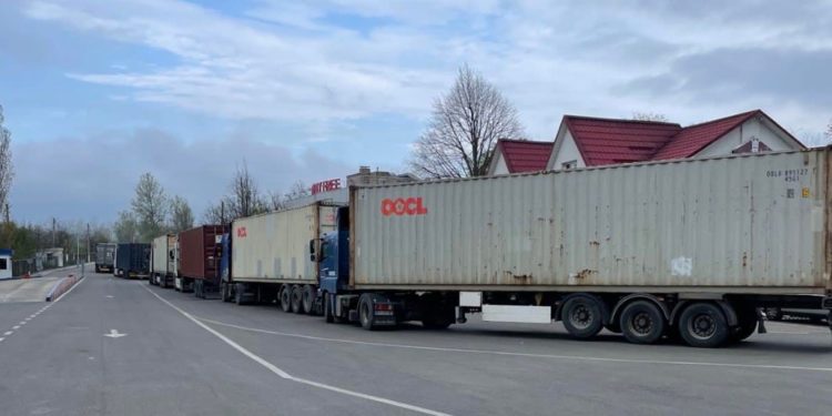 Десятки грузовиков не могут выехать с КПП Кагул-Оанча