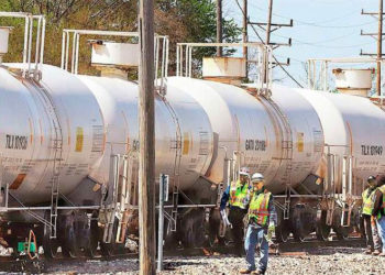 В Иллинойсе с рельсов сошел поезд с серной кислотой