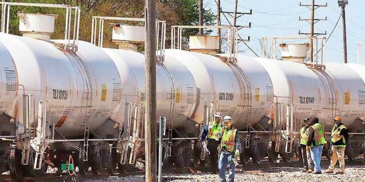 В Иллинойсе с рельсов сошел поезд с серной кислотой