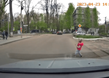 В шаге от трагедии: В Кишиневе ребенок едва не угодил под колеса автомобиля